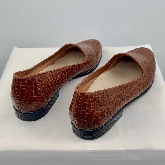 🌹New Listing🌹NWT NIB Trotters Liz Croco Womens Brown Leather Loafer Flats Shoes