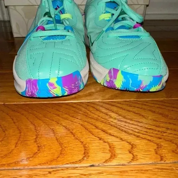 New‎ Nike kids grade school Freak 5 basketball athletic shoes sneakers Size 7