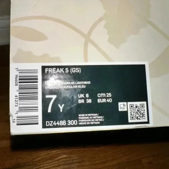 New‎ Nike kids grade school Freak 5 basketball athletic shoes sneakers Size 7