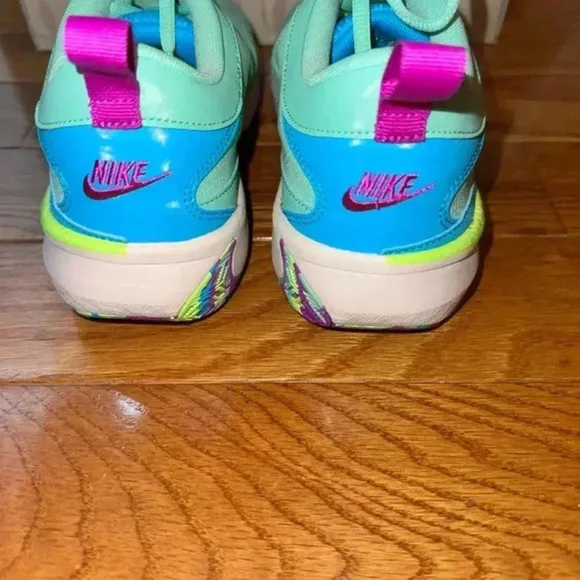 New‎ Nike kids grade school Freak 5 basketball athletic shoes sneakers Size 7