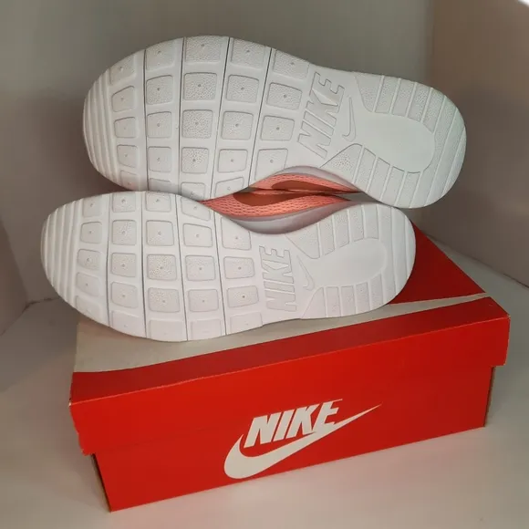 NIB Nike Youth/Womens Narrow GS Tanjun Sneakers Shoes PINK