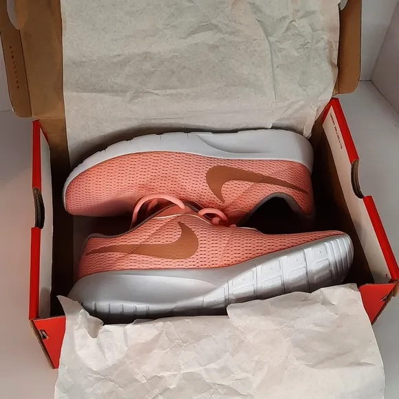 NIB Nike Youth/Womens Narrow GS Tanjun Sneakers Shoes PINK