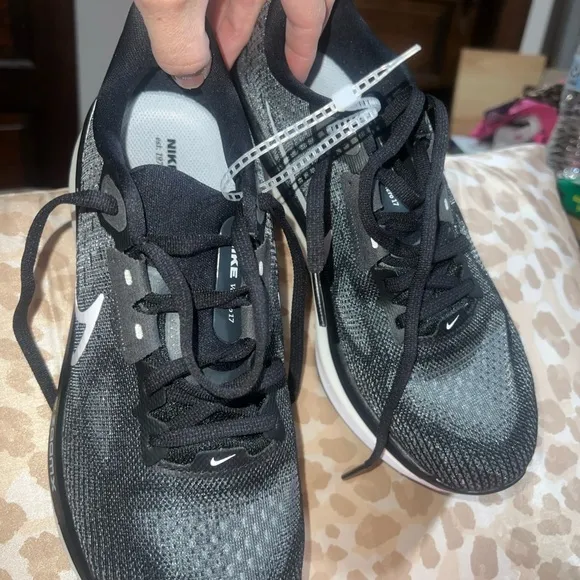 Nike 17 Vomero Black and White Crew Athletic shoes women’s 7.5
