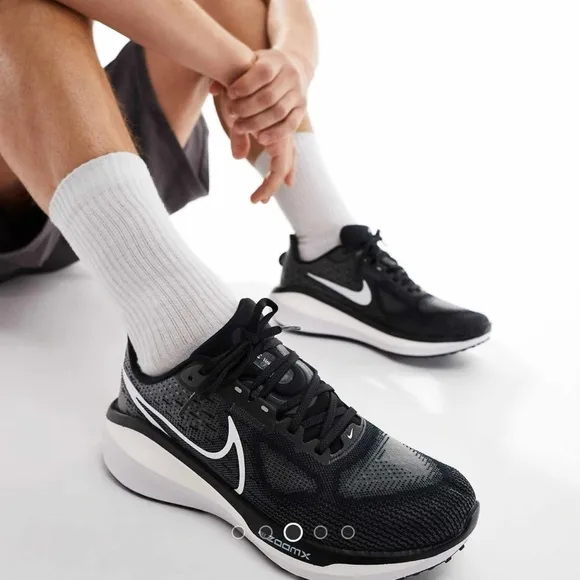 Nike 17 Vomero Black and White Crew Athletic shoes women’s 7.5