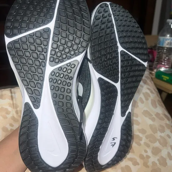 Nike 17 Vomero Black and White Crew Athletic shoes women’s 7.5