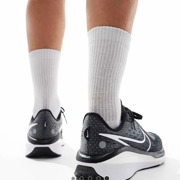 Nike 17 Vomero Black and White Crew Athletic shoes women’s 7.5