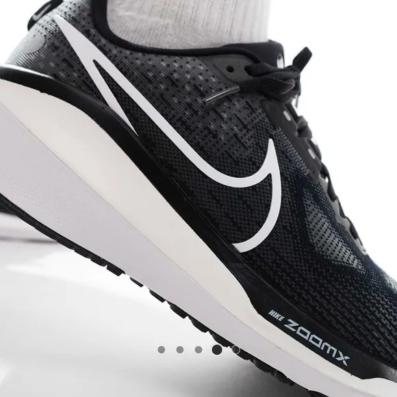 Nike 17 Vomero Black and White Crew Athletic shoes women’s 7.5