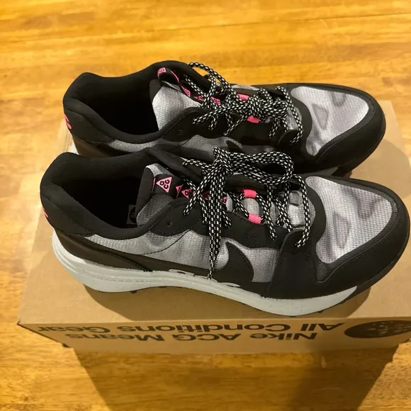 Nike ACG Lowcate SE Men’s Hiking Trail Shoes 10 Black Gray DR1030 001 New W Box