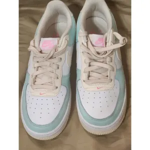 NIKE Air Force 1 Low Emerald Rise Guava Ice Green/Beige youth size 7y No Box