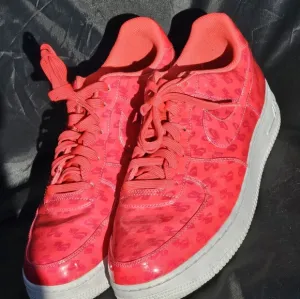 Nike Air Force 1 LV8 UV Logo Siren Red  Low Top Size 11.5 AJ9505-600