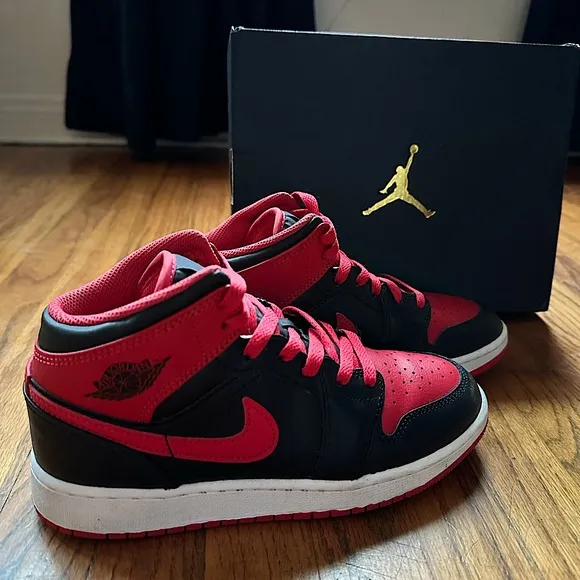 Nike Air Jordan 1 Mid in EUC! 🖤♥️🖤Big Kids 4.5Y🖤♥️🖤
