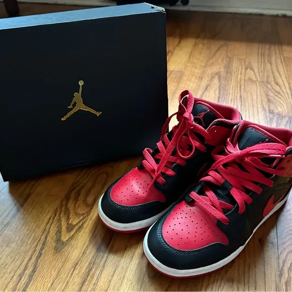 Nike Air Jordan 1 Mid in EUC! 🖤♥️🖤Big Kids 4.5Y🖤♥️🖤