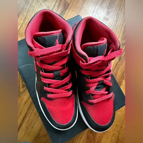 Nike Air Jordan 1 Mid in EUC! 🖤♥️🖤Big Kids 4.5Y🖤♥️🖤