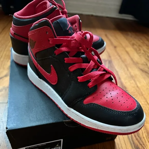 Nike Air Jordan 1 Mid in EUC! 🖤♥️🖤Big Kids 4.5Y🖤♥️🖤