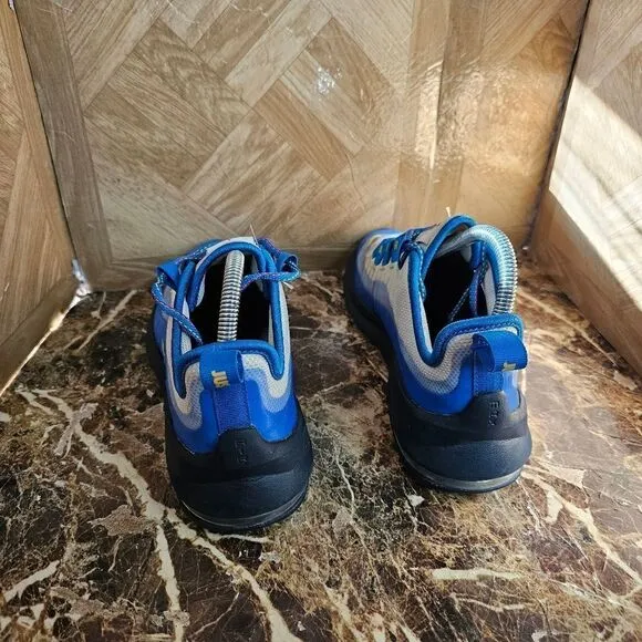 Nike Air Max Axis GS boys running shoes blue size GS 6y women's size 7.5.    211