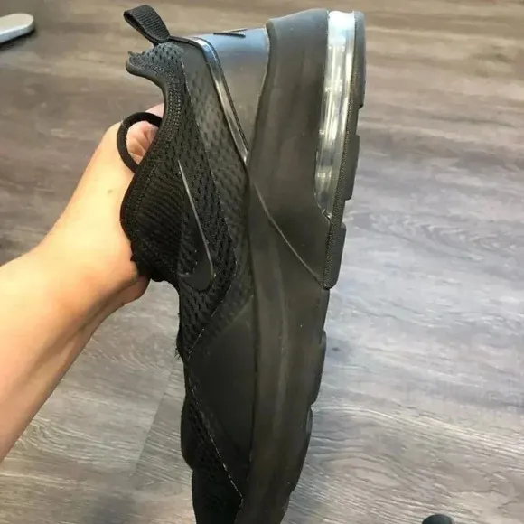 Nike Air Max Motion 2 Sneakers Tennis Shoes Solid Black Lace Up: 8.5 Men's