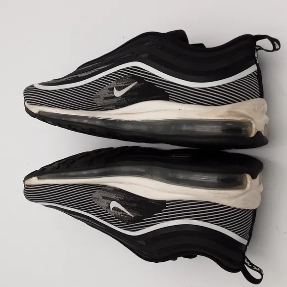 Nike air max ultra 17 Men's Black and White Sneakers 10.5 training performance