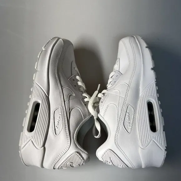 Nike AIR MAX Youth White Athletic Sneaker Shoes Display Model Size‎ 7 Y $130