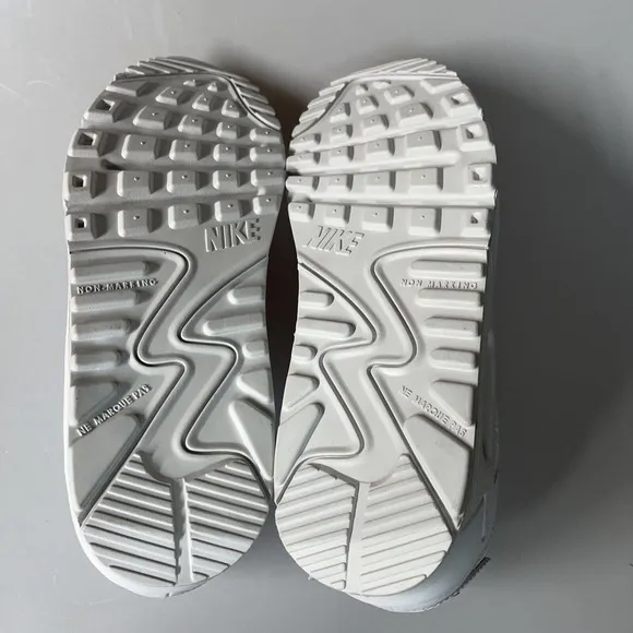 Nike AIR MAX Youth White Athletic Sneaker Shoes Display Model Size‎ 7 Y $130