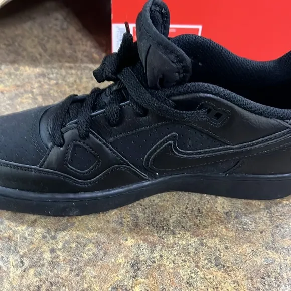 Nike Big Kids Son Of Force Basketball Shoes . Sz 6 Unisex Women’s Sz7