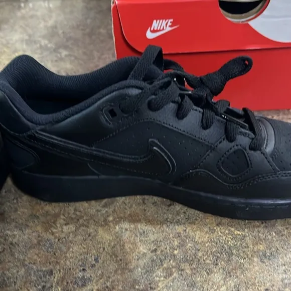 Nike Big Kids Son Of Force Basketball Shoes . Sz 6 Unisex Women’s Sz7