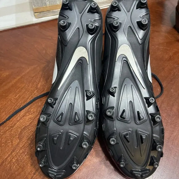 Nike Cleats Alpha Menace Varsity Mid Football Shoes 880137-011 Black White Sz 11