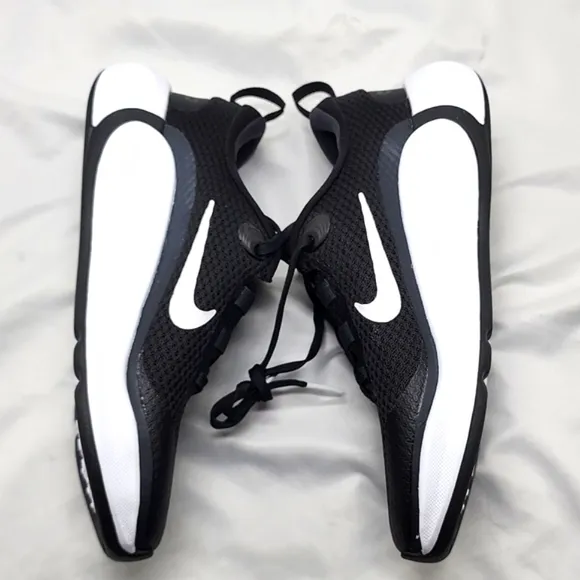 NIKE INFINITY FLOW GIRLS RUNNING SHOES SIZE 4Y WOMENS 5.5 BLACK WHITE NEW IN BOX
