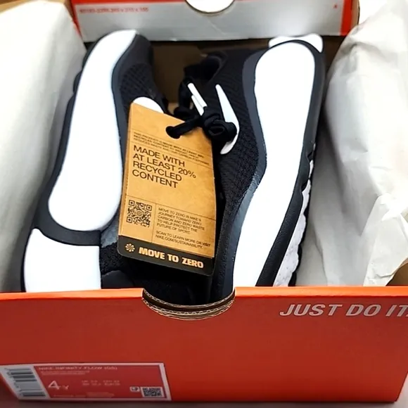 NIKE INFINITY FLOW GIRLS RUNNING SHOES SIZE 4Y WOMENS 5.5 BLACK WHITE NEW IN BOX