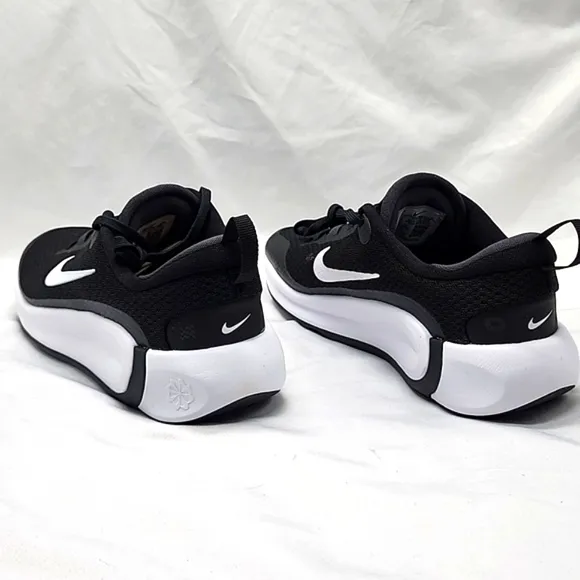 NIKE INFINITY FLOW GIRLS RUNNING SHOES SIZE 4Y WOMENS 5.5 BLACK WHITE NEW IN BOX