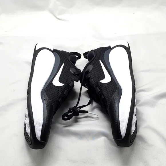 NIKE INFINITY FLOW GIRLS RUNNING SHOES SIZE 4Y WOMENS 5.5 BLACK WHITE NEW IN BOX