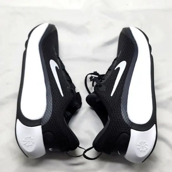 NIKE INFINITY FLOW GIRLS RUNNING SHOES SIZE 4Y WOMENS 5.5 BLACK WHITE NEW IN BOX
