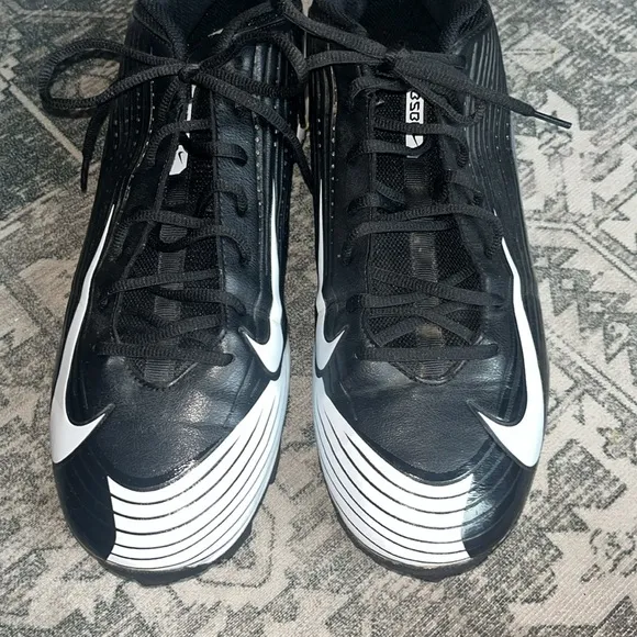 Nike men’s Black and White baseball cleats size 13