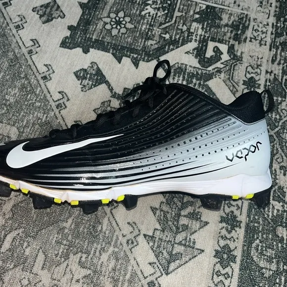 Nike men’s Black and White baseball cleats size 13