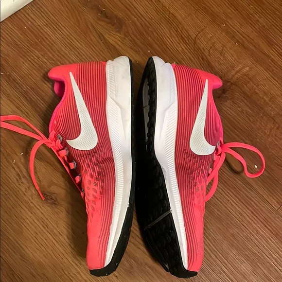 Nike Pink and White Zoom Running Athletic Shoes with Sleek Design