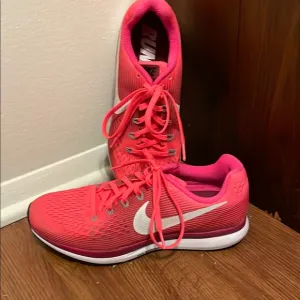Nike Pink and White Zoom Running Athletic Shoes with Sleek Design