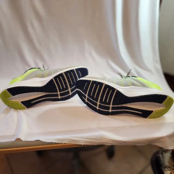 NIKE QUEST 4 ATHLETIC SHOES SIZE 11.5 MENS PHOTON DUST VOLT GLOW RUNNING SNEAKER