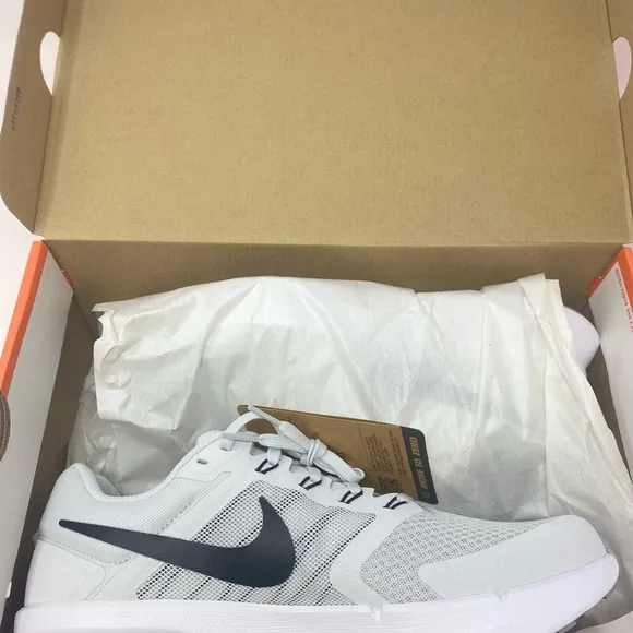 Nike run swift 3 Men's in White and Black