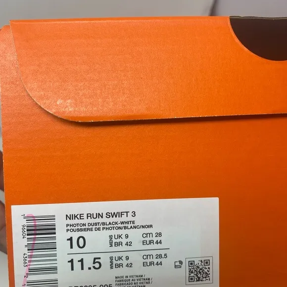 Nike run swift 3 Men's in White and Black