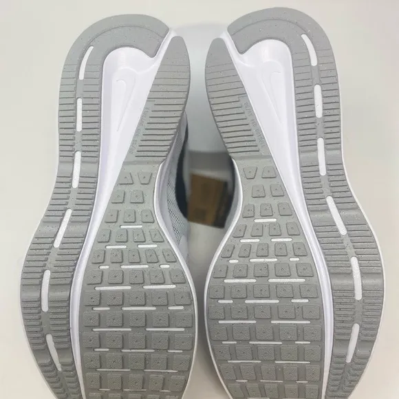 Nike run swift 3 Men's in White and Black