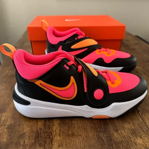Nike Team Hustle D 11 Big Kids' Basketball Shoes - Size 7Y