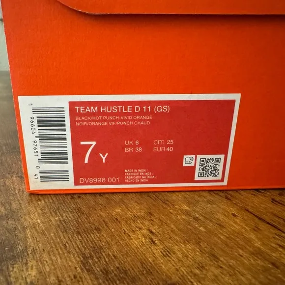 Nike Team Hustle D 11 Big Kids' Basketball Shoes - Size 7Y