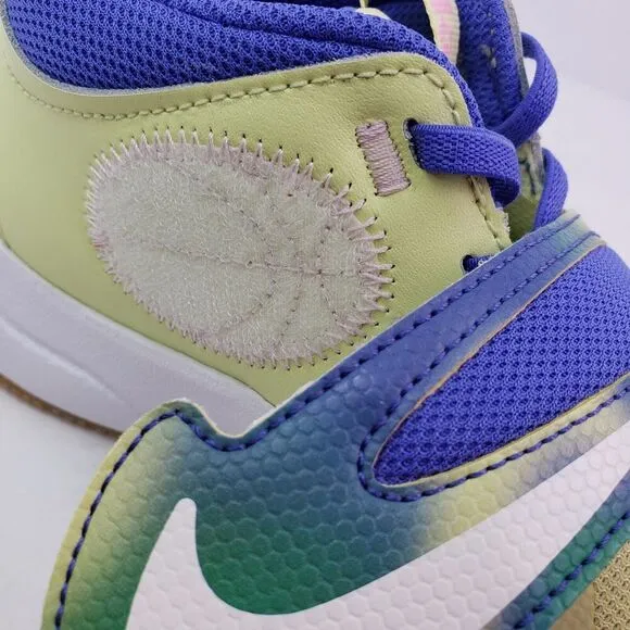 Nike Team Hustle D11 SE Boys Sz 4Y Womens Sz 5.5 Luminous Green Basketball Shoes