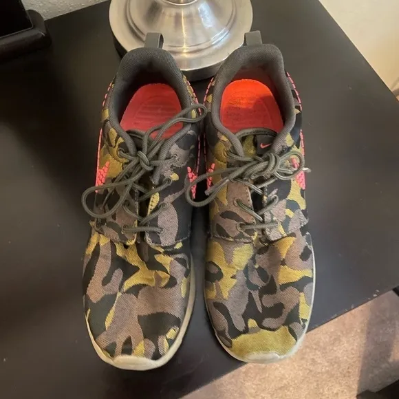 Nike Women's Roshe One Premium Plus Camo Sneakers Size 7.5 Green