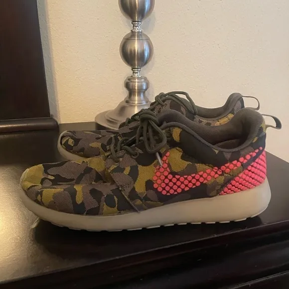 Nike Women's Roshe One Premium Plus Camo Sneakers Size 7.5 Green