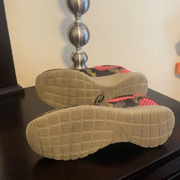 Nike Women's Roshe One Premium Plus Camo Sneakers Size 7.5 Green