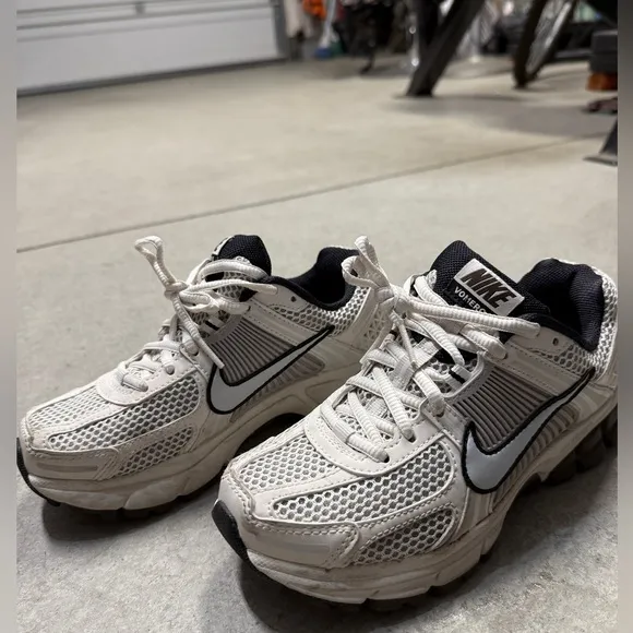 NIKE ZOOM VOMERO 5 PHANTOM/MTLC PLATINUM- Size 5.5- WITH BOX - USED CONDITION