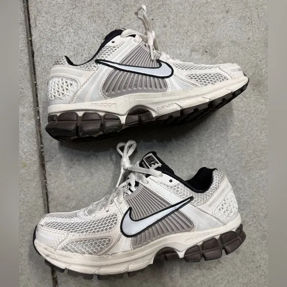 NIKE ZOOM VOMERO 5 PHANTOM/MTLC PLATINUM- Size 5.5- WITH BOX - USED CONDITION