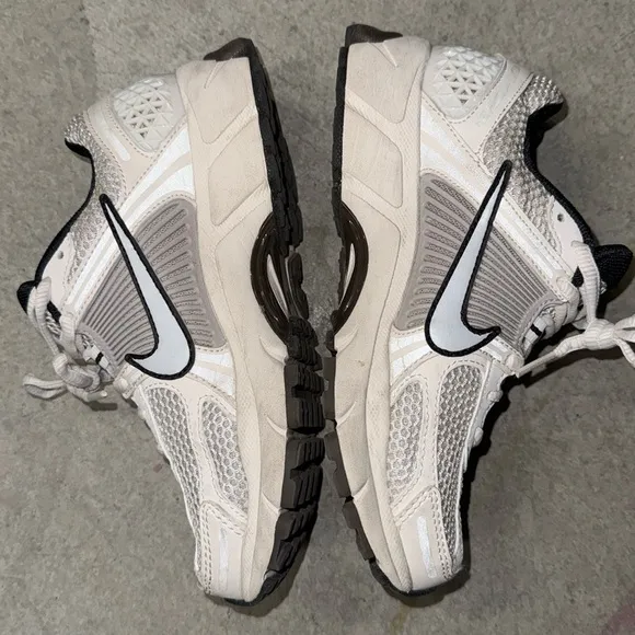 NIKE ZOOM VOMERO 5 PHANTOM/MTLC PLATINUM- Size 5.5- WITH BOX - USED CONDITION