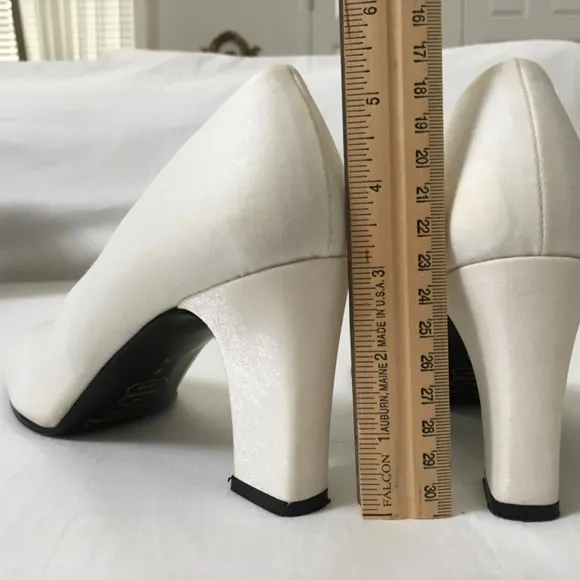 NINA Vintage Satin Pumps Block Heels Cream Off White Size 9