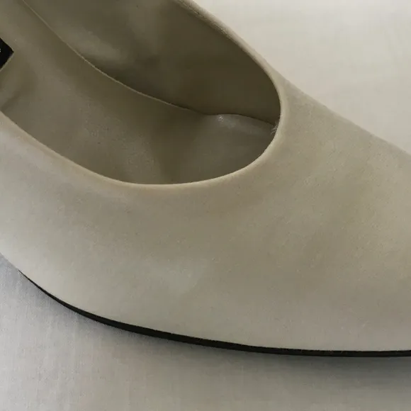 NINA Vintage Satin Pumps Block Heels Cream Off White Size 9